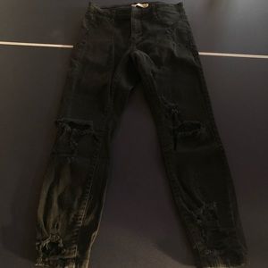Black distressed skinny jeans